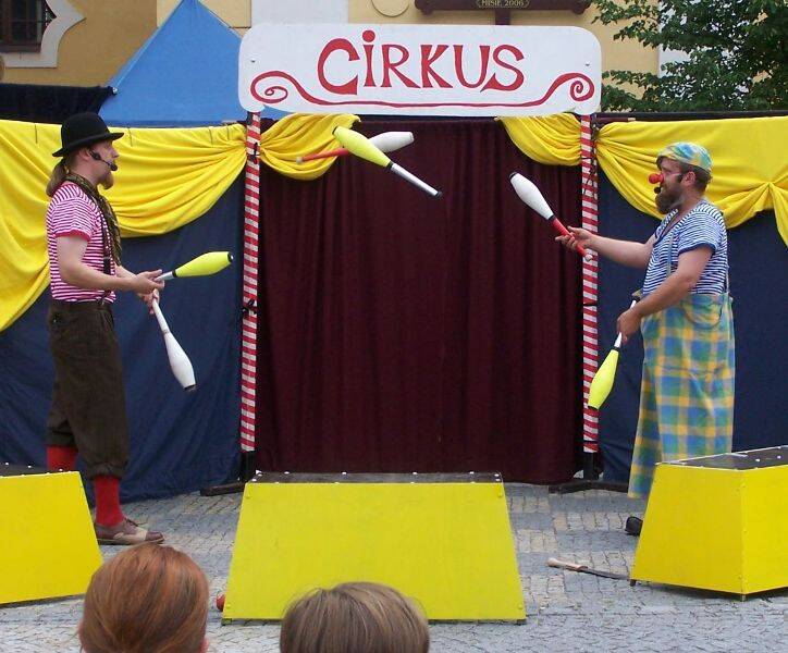 POZOR ZMĚNA / Komedianti na káře / CIRKUS